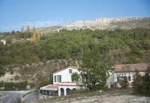 Rougon Hotel | Experience Oceanfront Bliss at Auberge du Point Sublime