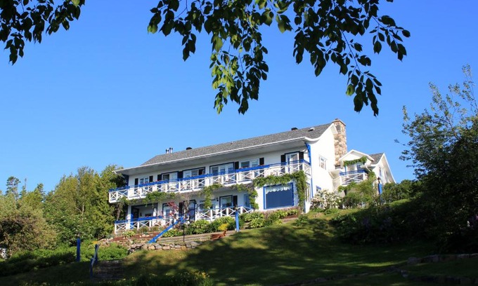 Cap-a-l'Aigle Hotel | Elegant Stay at Auberge Fleurs de Lune with Restaurant