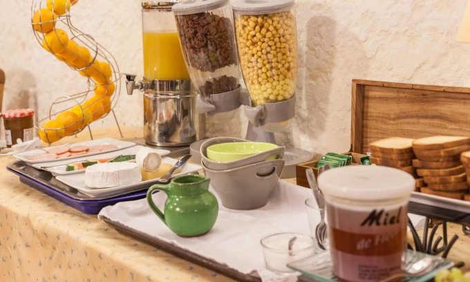 Villandraut Hotel | Inviting Auberge La Crémaillère: Family-Friendly Getaway