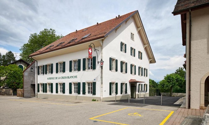Gingins Hotel | Discover Auberge La Croix-Blanche: Pet-Friendly Retreat
