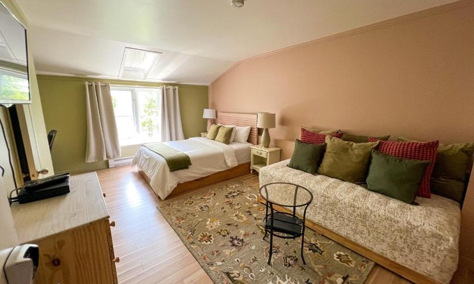 Grandes-Bergeronnes Hotel | Eco-Friendly Auberge la Rosepierre with Family Amenities