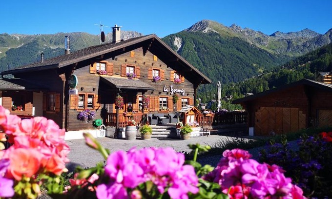 Mayens-de-Riddes Hotel | Discover Auberge la Tzoumaz: Pet-Friendly Getaway!