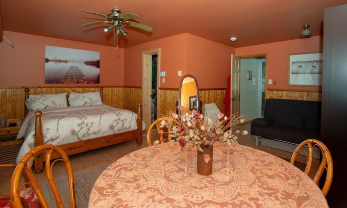 Saint-Alphonse-Rodriguez Hotel | Inviting Auberge le Cheval Bleu with Pool & Breakfast Included