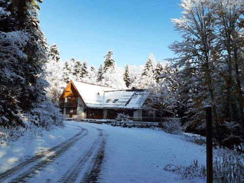 Saint-Martin-en-Vercors Hotel | Pet-Friendly Auberge Refuge de Roybon with Ocean View
