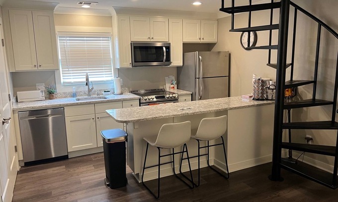 Auburn - Opelika Condo | Premier Auburn Game Day Condo Steps from Jordan Hare