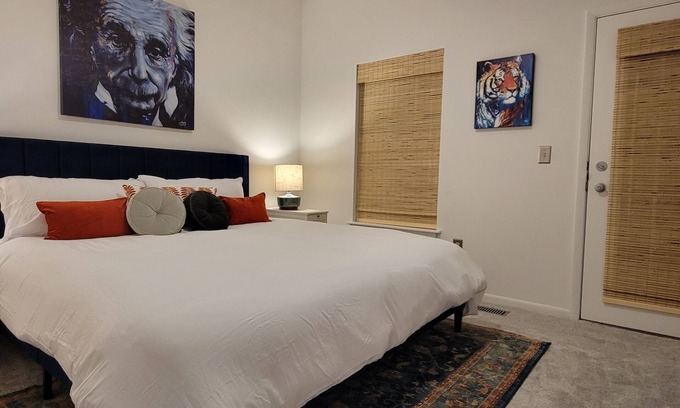Auburn Condo | Auburn Game Day Condo with Pool and Ocean View