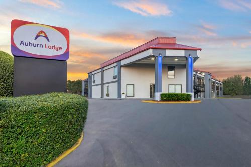 Auburn Hotel | Comfortable Auburn Lodge: Pet-Friendly Near University