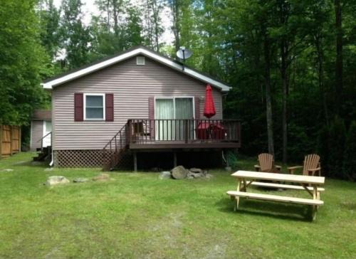 Keeseville House | Unforgettable Augur Lake Cabin Escape - Pet & Child Friendly