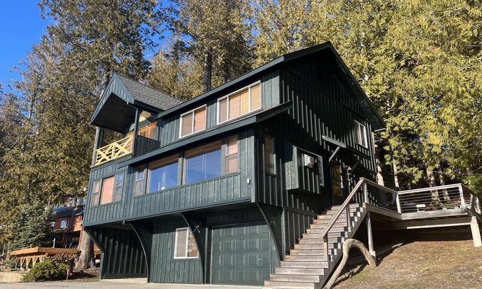 Sagle House | Unforgettable Getaway at Bottle Bay Marina - 9.8 Rated