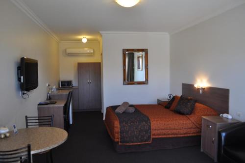 Port Augusta West Hotel | Welcoming Augusta Courtyard Motel: Guest Rated 8.7/10