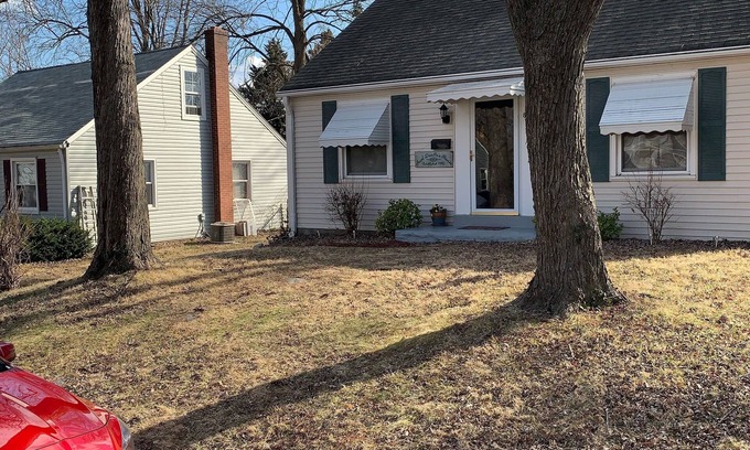 St. Charles Historic District House | Inviting Aunt Doodle’s House near Historic Main Street