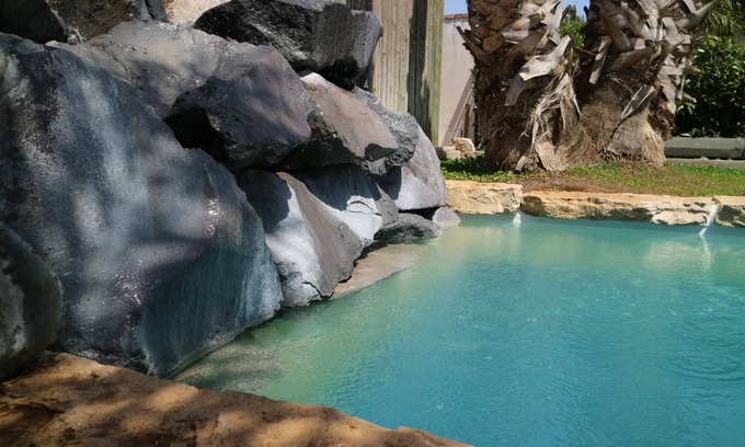 Latina House | Relax at Aurelio Rapillo: Eco-Friendly Spa & Pool Retreat