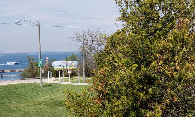 St Ignace Hotel | Experience Aurora Borealis Motel: Family-Friendly Retreat