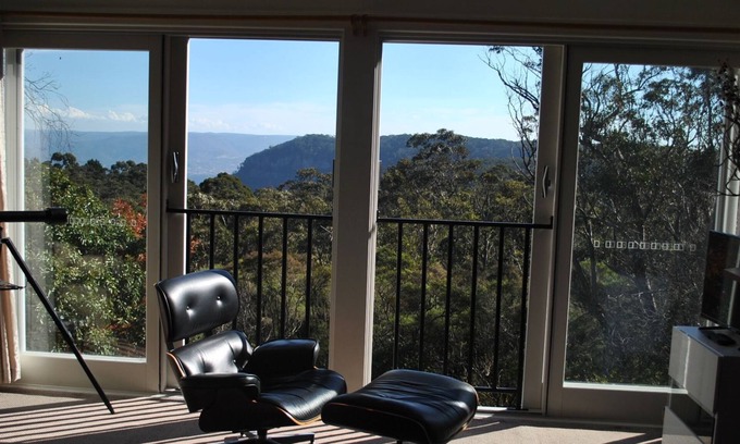 Katoomba House | Serene Aurora Cottage with Scenic Views & Family Amenities