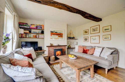 Little Barningham House | Charming Aurora Cottage: Family-Friendly Retreat Awaits