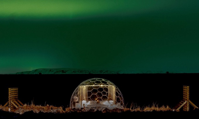 Hella House | Enchanting Aurora Igloo: Family-Friendly with Breakfast