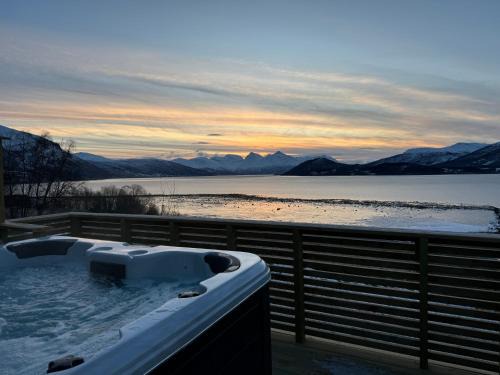 Balsfjord Apartment | Discover Aurora Panorama: 4-Star Comfort with Hot Tub