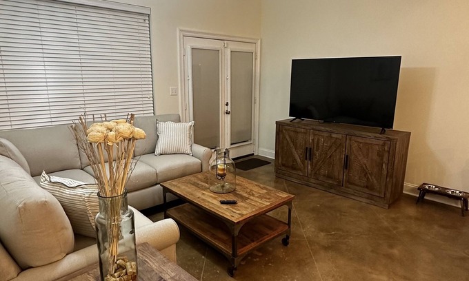 Hammond House | Top-Rated Aurora Place with Kitchen & Hot Tub Amenities
