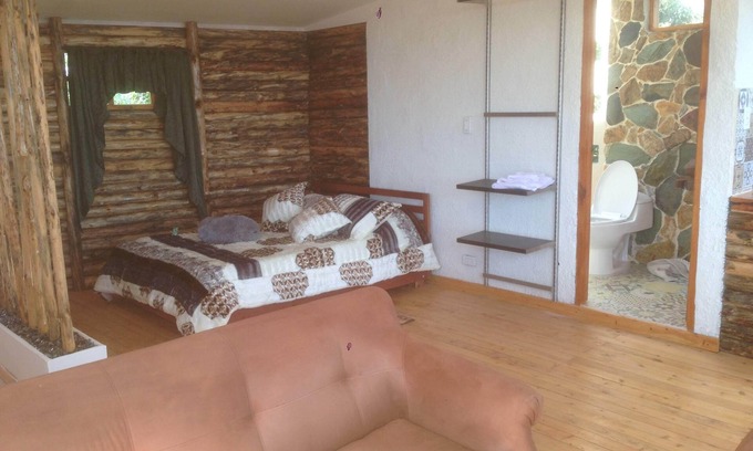 Los Nomos House | Cozy Aurora's Cabin: Pet & Child-Friendly Retreat