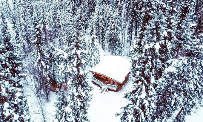 Fairbanks Cabin | Idyllic Retreat on Goldstream Creek with Spa & Hot Tub
