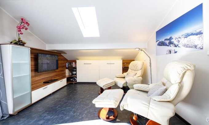 Farchant Apartment | Scenic Ausblick: Pet-Friendly with Pool & Child Amenities