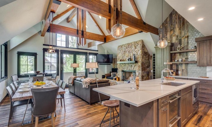 Four O'Clock House | Elegant Aussie Retreat at Slopeside with Family-Friendly Perks