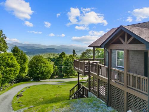 Blowing Rock House | Family-Friendly Stay at Aussies Den with Pet Amenities