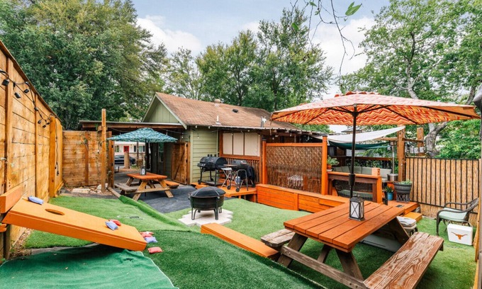 Blackshear-Prospect Hill House | Austin 1BR Downtown Escape w BBQ Games and Fireplace