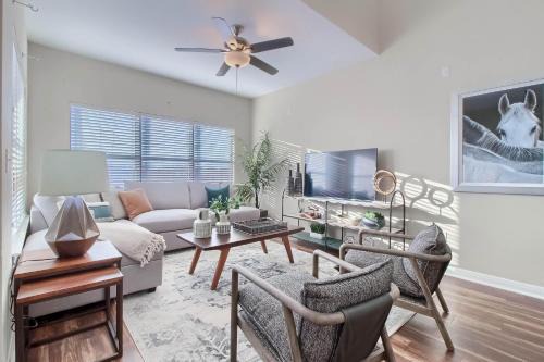 West Campus Apartment | Spacious 4BR Loft Townhome Near Austin's West Campus