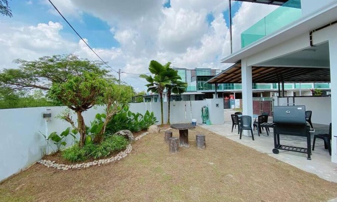 Ulu Tiram House | Inviting Austin 55: Karaoke & BBQ for Up to 16 Guests