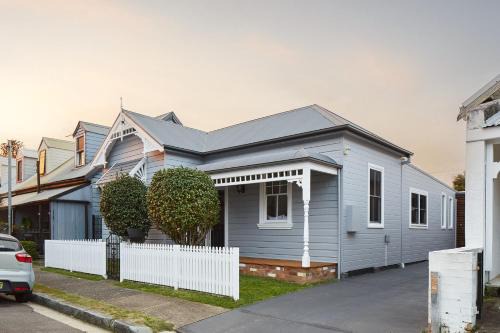 The Junction House | Discover Austin Cottage: Family and Pet-Friendly Escape