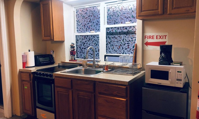 Queens Apartment | Convenient Austin Cove with Kitchen near Subway Access