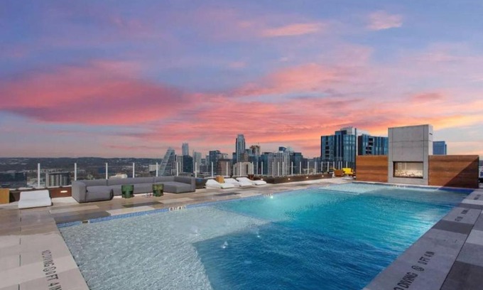 Rainey Street Historic District House | Discover Austin Downtowner: Rooftop Pool & Pet-Friendly Stay