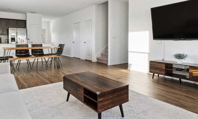 Del Valle House | Pet-Friendly Austin Getaway: Stay, Play, and Relax!