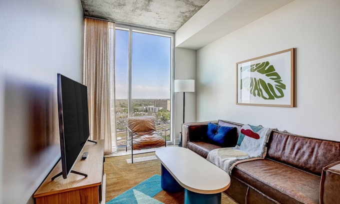 Rainey Street Historic District Condo | Inviting Austin Hideaway with Rooftop Pool and Gym Access