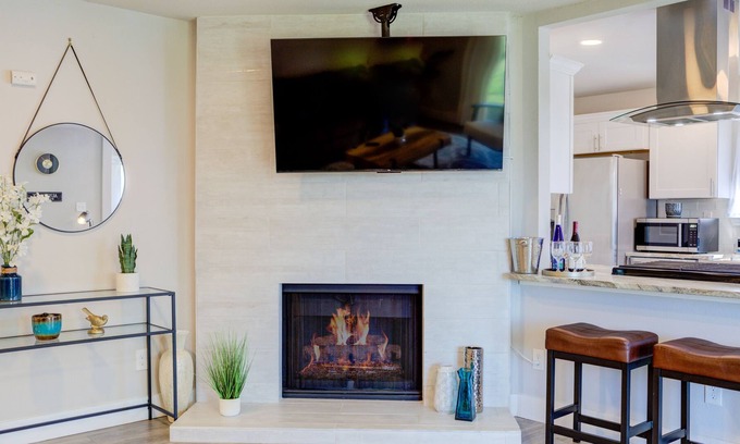 McKinney House | Austin Modern Chic Escape - 10 Mins to Downtown & Airport