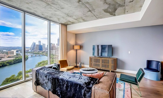 Rainey Street Historic District Condo | Scenic Austin Condo with Lake Views, Two Balconies & Pool