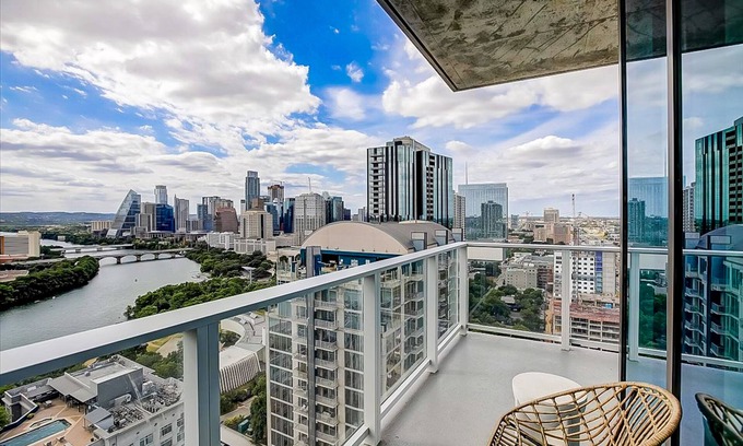 Rainey Street Historic District Condo | Lake View Condo with Pool, Gym & Private Balcony