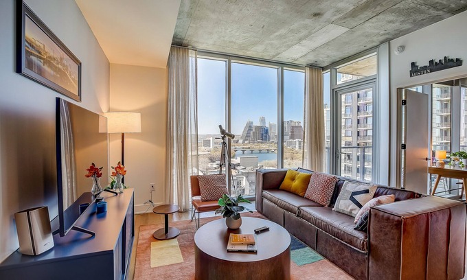 Rainey Street Historic District Condo | Rainey Street Retreat with River-View Balcony & Rooftop Pool