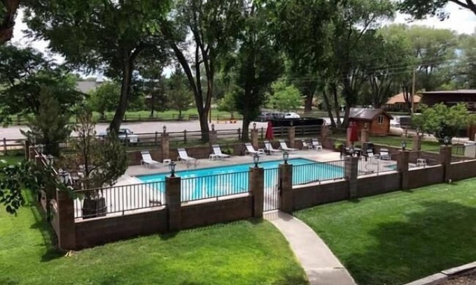 Torrey Hotel | Discover Austin's Chuckwagon Lodge: Family-Friendly Retreat
