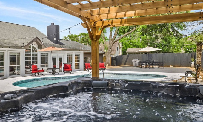 Austin House | Tranquil Austin Southern Retreat with Pool & Kitchen Amenities