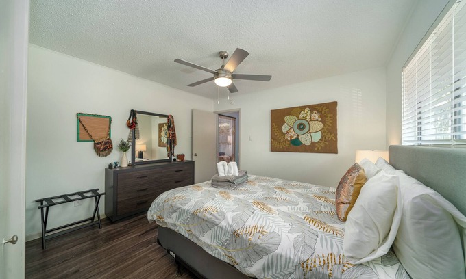 Hyde Park Apartment | Austinite - Near UT, Hyde Park & Moody Center