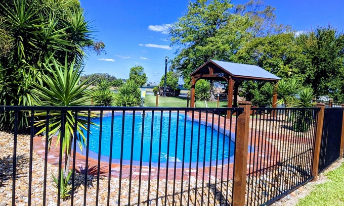 Gumly Gumly Hotel | Welcoming Australian Homestead: Family-Friendly Amenities