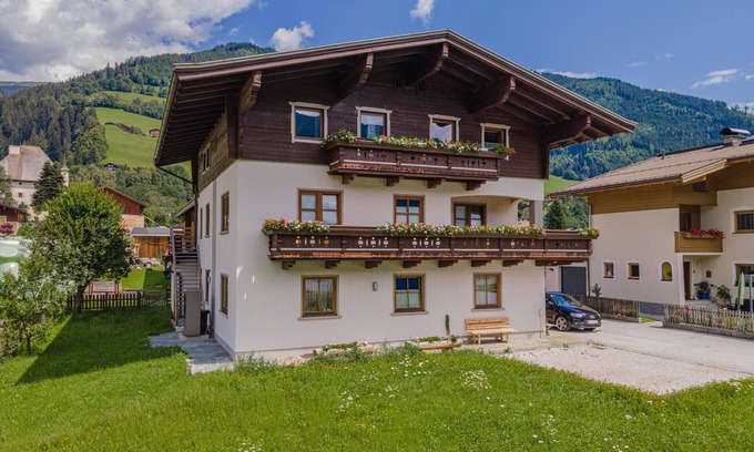 Stuhlfelden Apartment | Central Austrian Holiday Home with Breakfast & Family Amenities