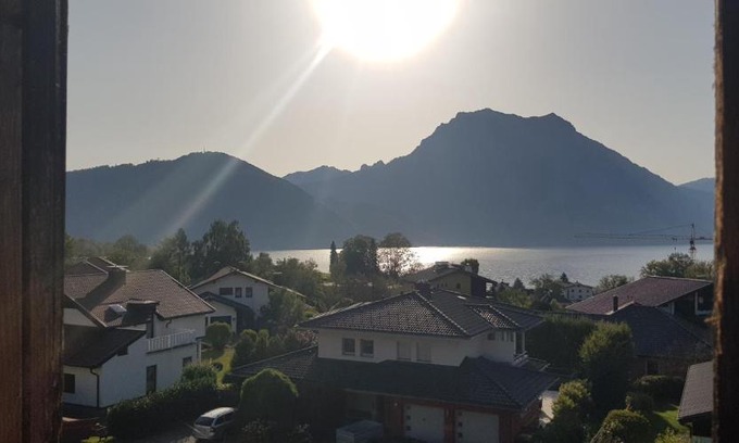 Altmuenster Apartment | Oceanfront Getaway: Auszeit am Traunsee Rated 9.6/10