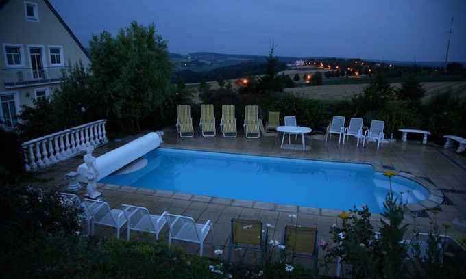Neualbenreuth House | Relax at ausZEIT - Your Sibyllenbad Guesthouse Retreat