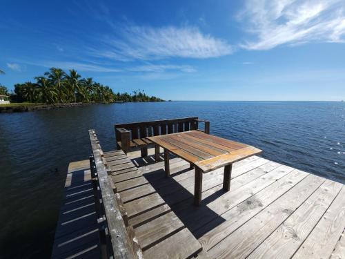Teahupoo Apartment | Beachfront AUTE - Ocean Views and Private Beach Awaits