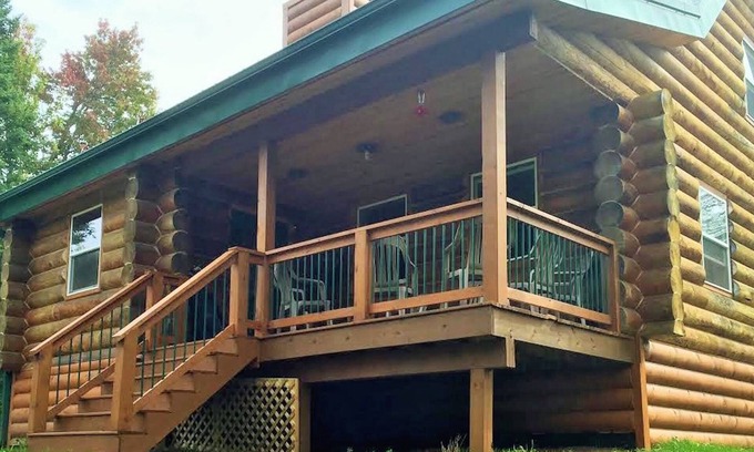 North Carlton Cabin | Experience a Cozy 3-Level Log Cabin with Top Amenities