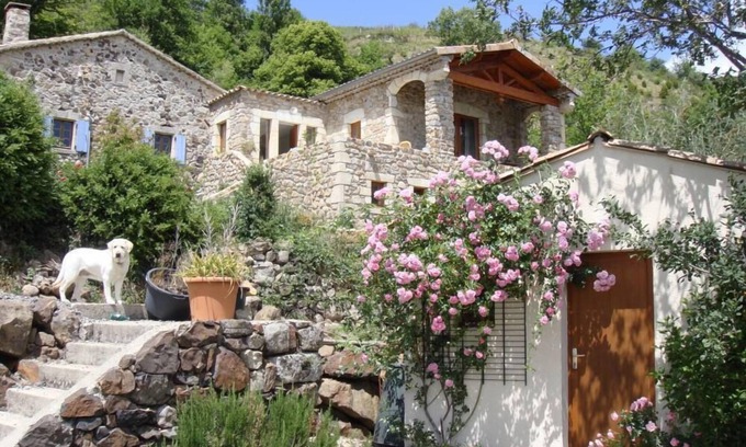Pourcheres House | Tranquil Retreat with Authentic Architecture & Pool Access