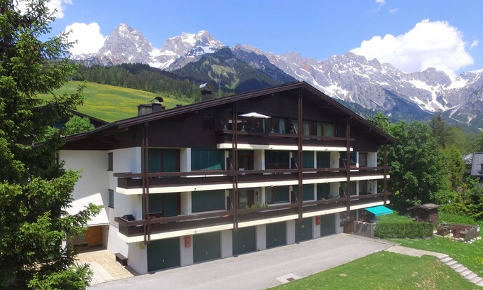 Hinterthal Apartment | Convenient Apartment Steps from Ski Slopes with Breakfast
